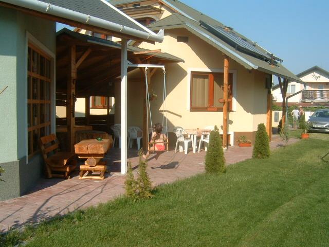 Houpačky a posezení na zahradě