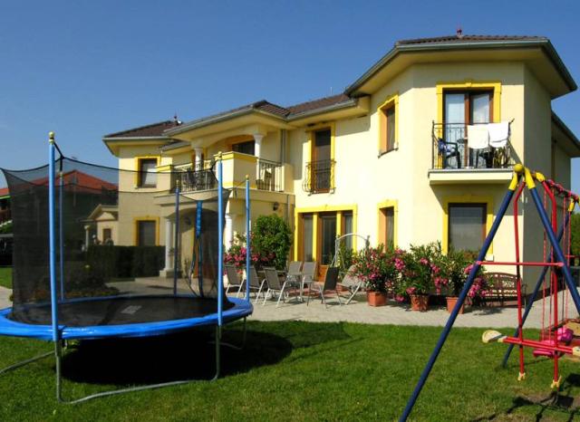 Zahrada s trampolínou a dětskými houpačkami