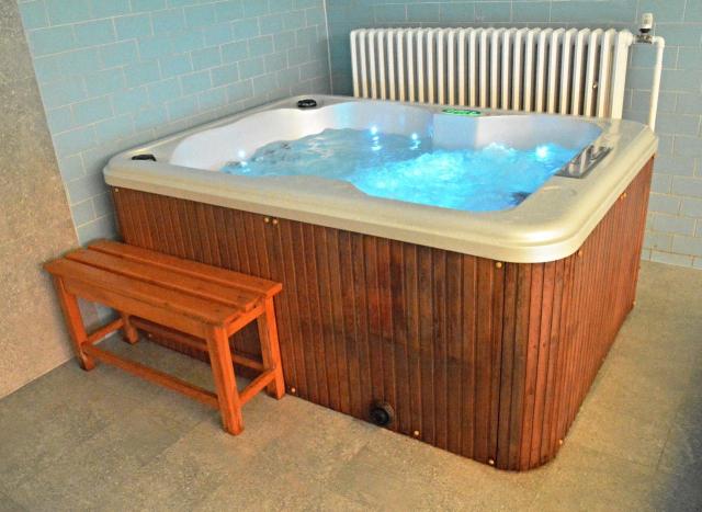 Malý whirlpool u bazénu