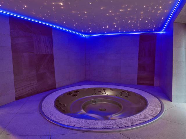 Whirlpool Jaccuzi ve vnitřní části wellness centra