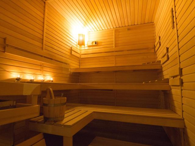 Finská sauna ve vnitřní části wellness centra