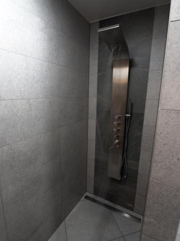 Sprchy ve vnitřní části wellness centra