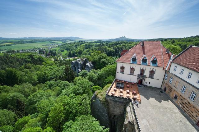Okolí hotelu Hruba Skala
