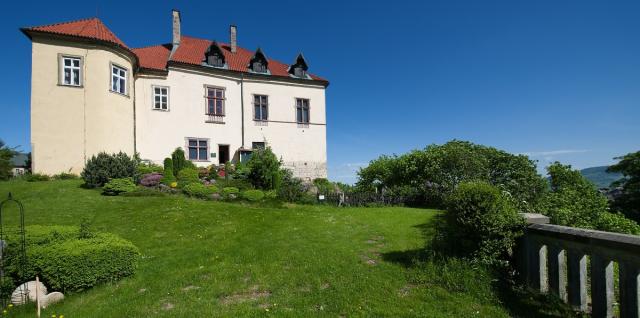 Okolí hotelu Hruba Skala