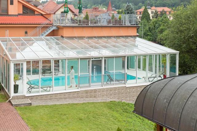 Část vnitřního bazénu v prosklené části - neopakovatelný výhled