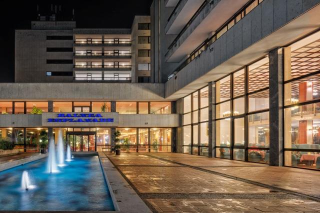 Večerní procházka kolem hotelu Balnea Esplanade
