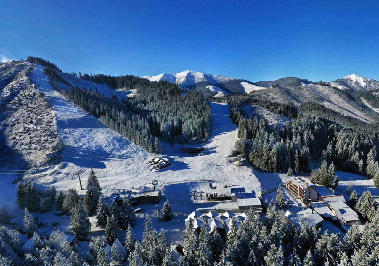 Okolí hotelu ski Jasna