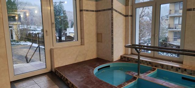 Rehabilitační chodník s teplou a studenou vodou s letní terasou