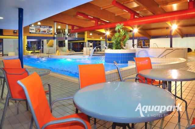 Restaurace u bazénu