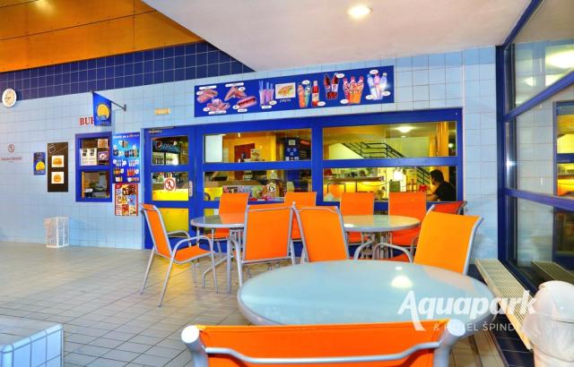 Restaurace u bazénu