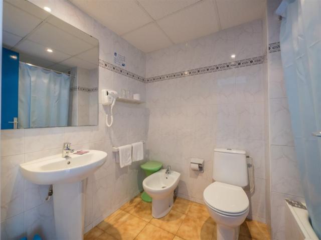 Check in Garbí pokoj koupelna 2.jpg