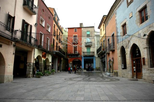 Castelló_d'Empúries_-_Plaça_dels_homes.JPG