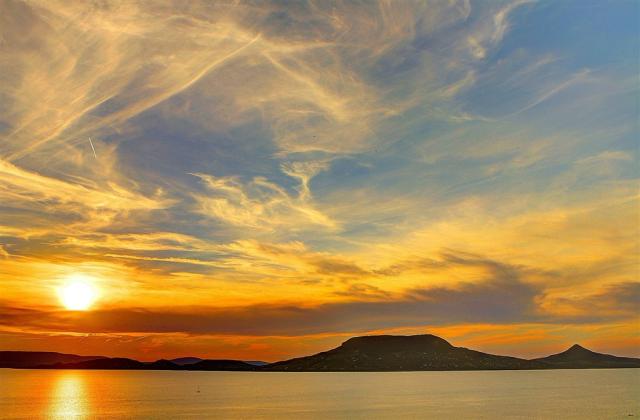 sunset-3052392_1920.jpg