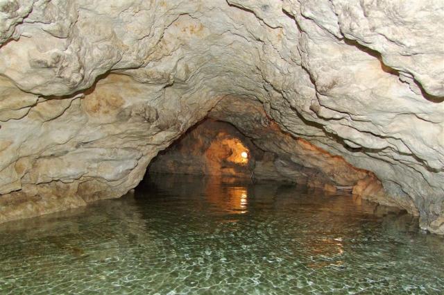 cave-lake-4805991_1920.jpg