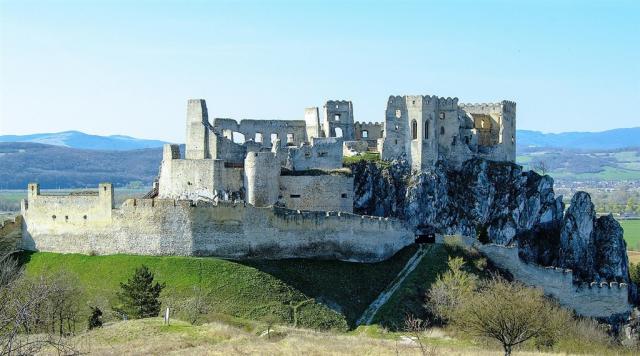 beckovsky-castle-2194683_1280.jpg