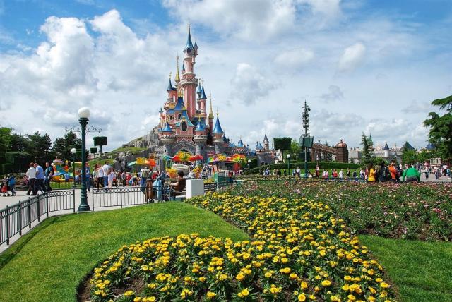 disneyland-3653617_1280.jpg