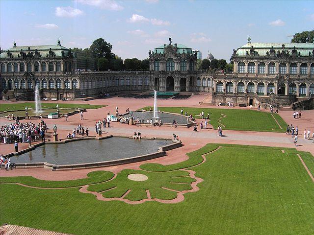 640px-dresden-zwinger.courtyard.04