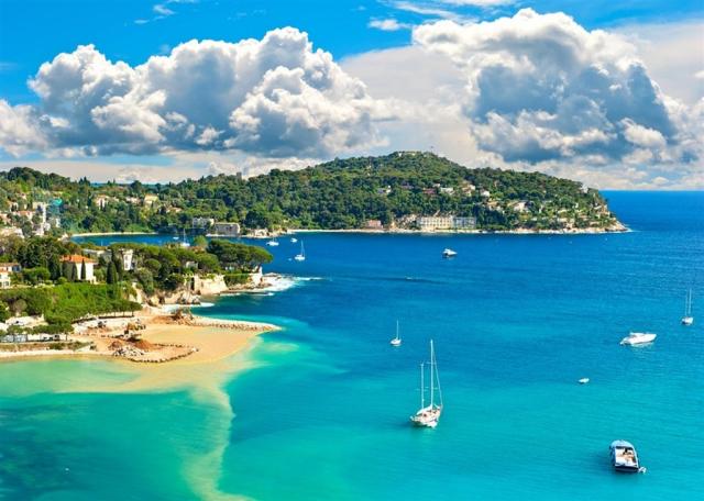 Fr. Riviera o shutterstock_110731139.jpg