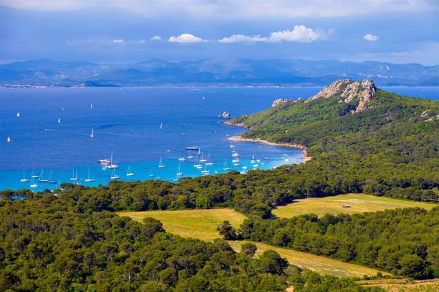 Francie - ostrov Porquerolles.shutterstock_1039653037.jpg