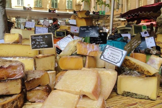 Francie - Provence - trhy - pixabay cheeses-596053_1280.jpg