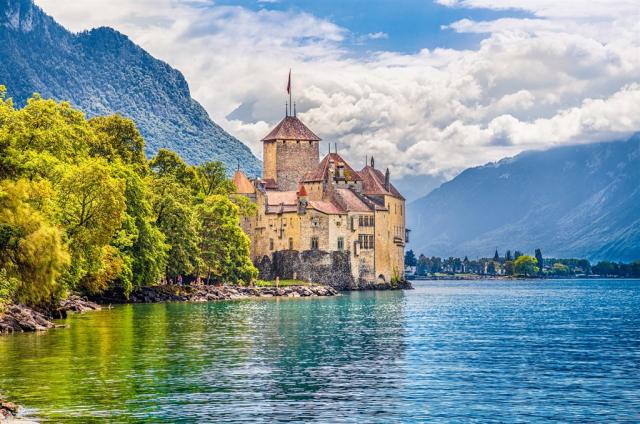 Švýcarsko hrad Chillon Ženevské jezero shutterstock_377524567.j