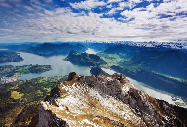 Švýcarsko - pohled z Pilatusu na Luzern shutterstock_125394128.