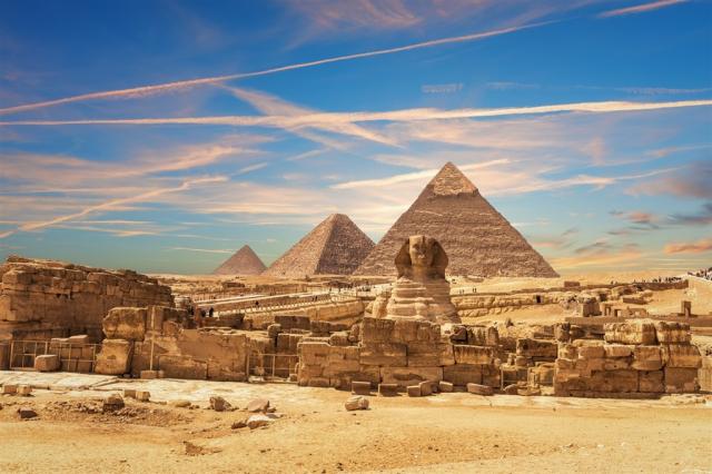 Egypt - Giza - Sfinga a pyramidy shutterstock_2555881093.jpg