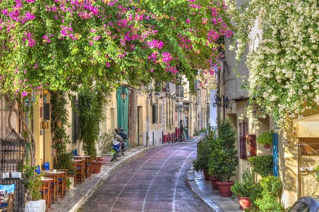 Řecko - Athény - Plaka pod Akropolis shutterstock_120997144.jpg