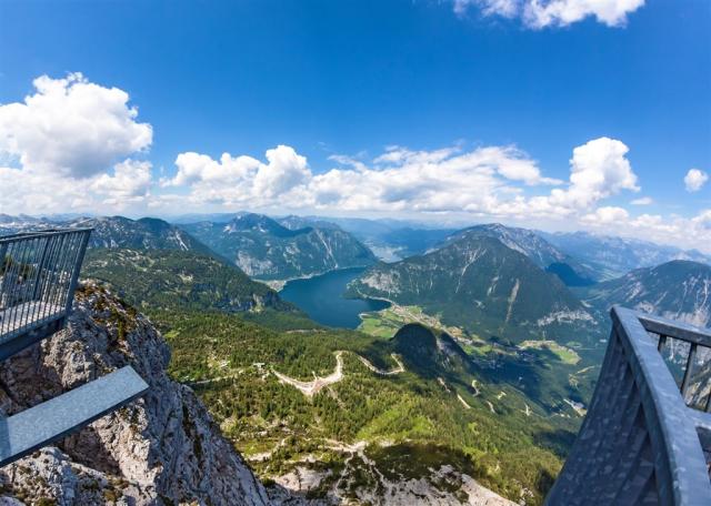 Rakousko Lake Hallstatt - view from Dachstein-Krippenstein shut