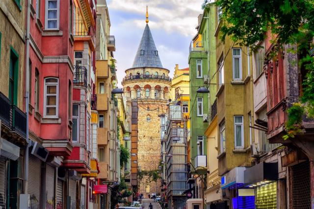 Turecko - Istanbul - Galata Tower shutterstock_554343394.jpg