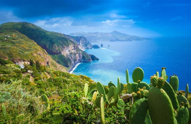 Itálie - Liparské ostrovy shutterstock_185800496.jpg