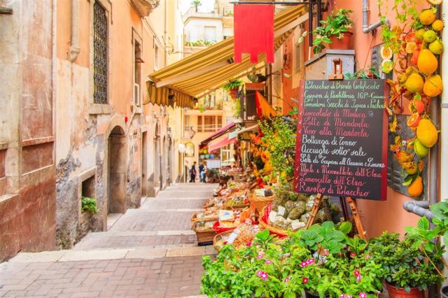 Itálie - Sicílie -  Taromina shutterstock_202344283.jpg