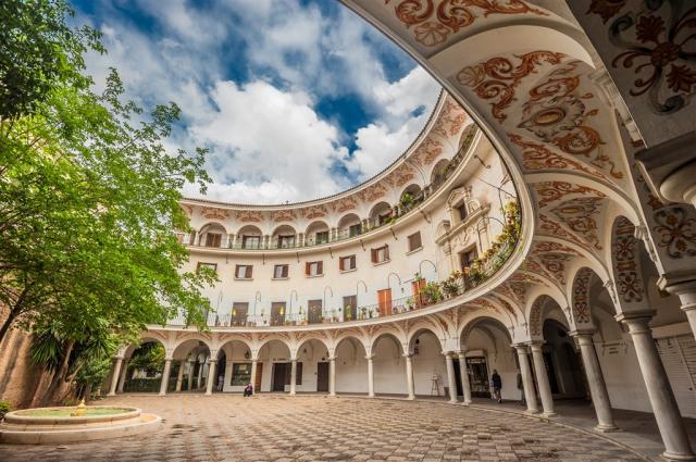 Španělsko1 - Sevilla - Plaza del Cabildo shutterstock_165657533