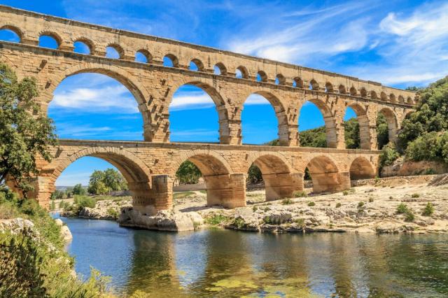 Francie  Pont du Gard shutterstock_116751571.jpg
