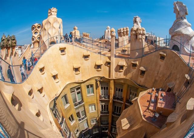 Barcelona - architektura Gaudi- oPIX 1285294_1920.jpg