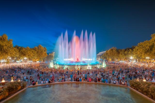 Španělsko - Barcelona, Magic Fountain light shutterstock_213349