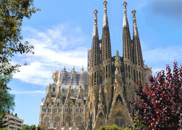 Barcelona - Sagrada-Familia-ozz 552084_1280 pixabay.jpg