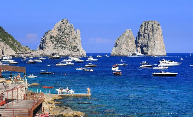 Itálie - ostrov Capri shutterstock_174499754.jpg