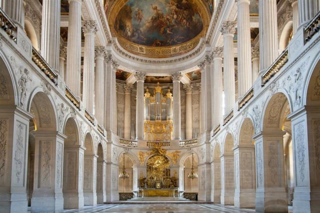 Francie - palác Versailles - Velký taneční sál shutterstock_457