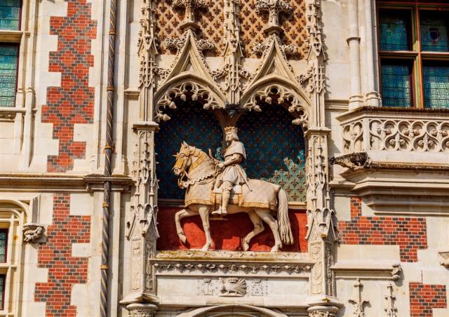Francie - Blois - Statue of King Louis XII on the entrance to C