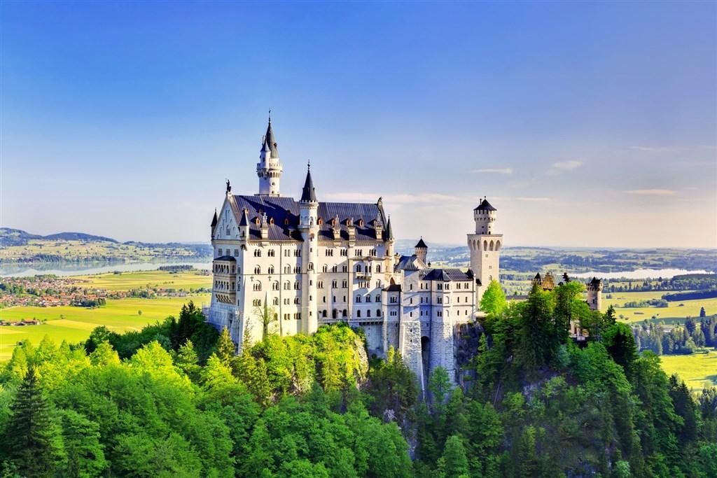 Německo - zámek Neuschwanstein z shutterstock_149515610.jpg