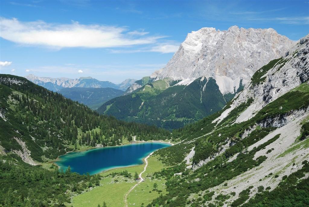 Německo -- jezero a hora Zugspitze shutterstock_84009817.jpg