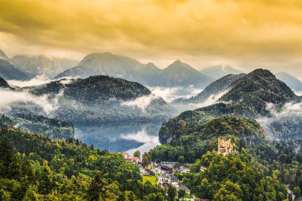 Německo - zámek Hohenschwangau shutterstock_158513747.jpg