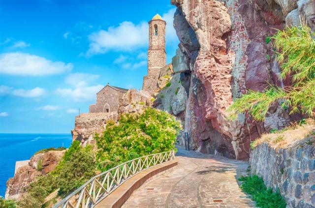 Itálie Sardinie Castelsardo shutterstock_481243885.jpg