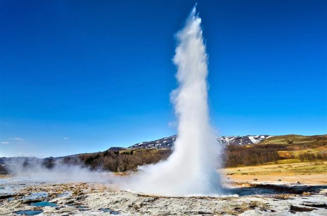 Island Strokkur geyser shutterstock_124331749.jpg