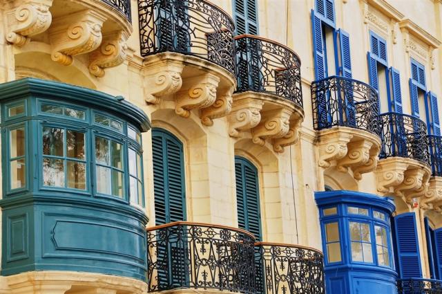 Malta - typické balkony na Maltě 139597259.jpg