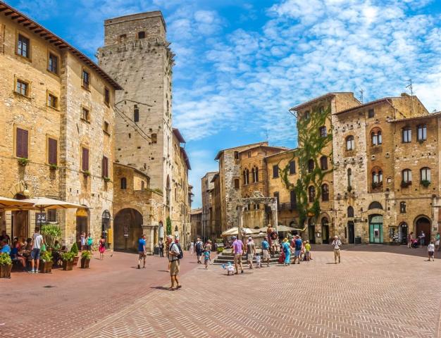 Itálie San Gimignano shutterstock_322101380.jpg