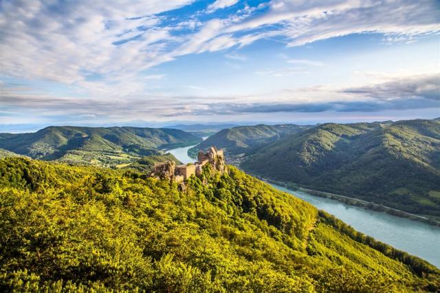 Rakousko - údolí Wachau - hrad Aggstein  shutterstock_187210814