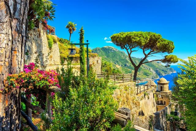 Itálie - pobřeží Amalfi shutterstock_253141012.jpg