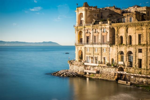 Itálie - Neapol shutterstock_1075875938.jpg